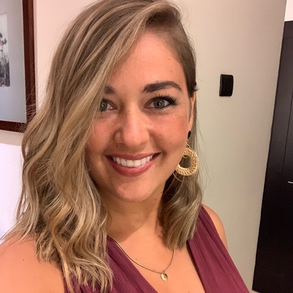 Meet your Posher, Tiffany - Picture 2 of 4